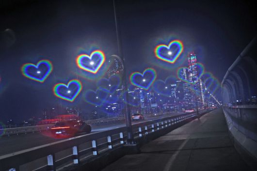 서울 마포대로 위 전조등을 켠 차들이 달리고 있다. 사진은 하트무늬 회절필름을 이용해 찍었다. 이것은 빛을 회절시켜 단순히 무지개 스펙트럼을 보여주는 것뿐 아니라 하트 모양이 빛 속에 나타나도록 디자인된 특수 회절필름이다. 백소아 기자 thanks@hani.co.kr