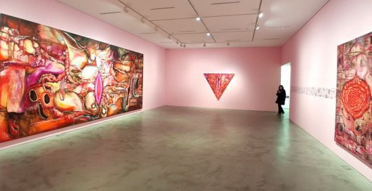 국제갤러리 케이1관 1층 안쪽 전시장에 나온 장파 작가의 지난해 유화 근작들. 왼쪽에 내걸린 큰 그림이 ‘고어 데코(Gore Deco)–무분별한 보배들(The Indiscreet Jewels) #1’이고 가운데 삼각형 그림이 ‘고어 데코–두 하스트(Du Hast)’이며, 오른쪽 그림이 ‘고어 데코-세계의 뿌리(The Origin of the World)’다. 노형석 기자