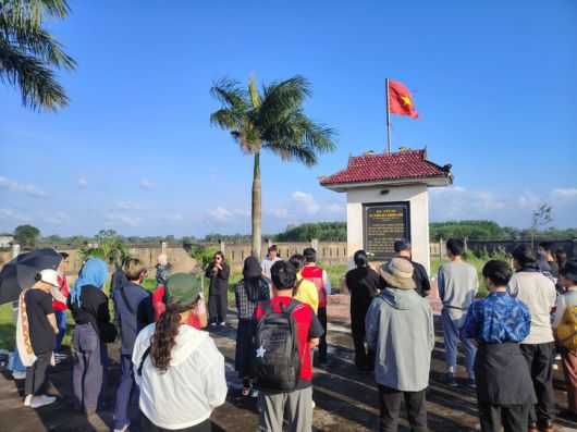 9일 카인럼학살 위령비를 방문한 브이(V)로드 베트남 평화기행단. 한베평화재단 제공