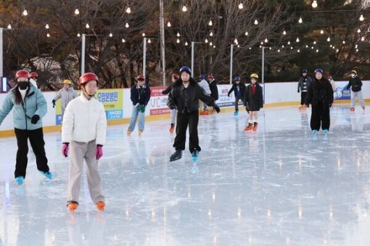 스케이팅을 즐기는 시민들 모습. 부천시 제공