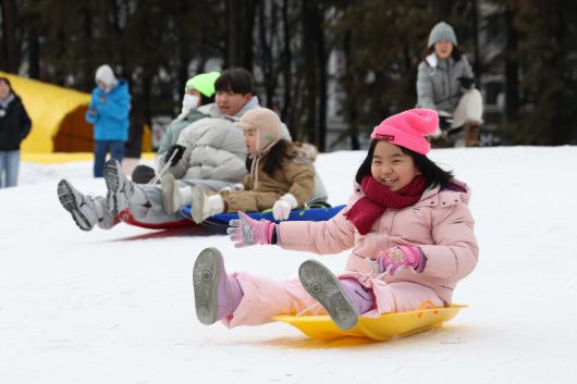 겨울 테마파크 2026 노원 눈썰매장 장애인 가족 초청 행사가 열린 12일 오전 서울 노원구 서울과학기술대학교 종합운동장에서 김지율(8) 어린이가 눈썰매를 타고 있다. 김영원 기자 forever@hani.co.kr