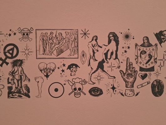 국제갤러리 케이1 전시장 1층 안쪽에 내걸린 ‘고어 데코-세계의 뿌리’ 본작품 양옆에 길게 붙은 실크스크린 회화들의 일부분. ‘고어 데코–평평한 구멍(Flat Hole)’이란 제목이 따로 붙었다. 노형석 기자