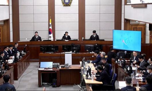 12·3 비상계엄 관련 내란 우두머리 혐의로 기소된 윤석열 전 대통령과 내란 중요임무 종사 혐의를 받는 김용현 전 국방부 장관 등 내란 관련자들이 9일 서초구 서울중앙지방법원 417호 형사대법정에서 열린 윤 전 대통령의 내란 우두머리 혐의, 김 전 장관을 비롯한 군·경 수뇌부 7명의 내란 중요임무 종사 혐의 등 사건의 결심 공판에 출석해 있다. 서울중앙지법 제공