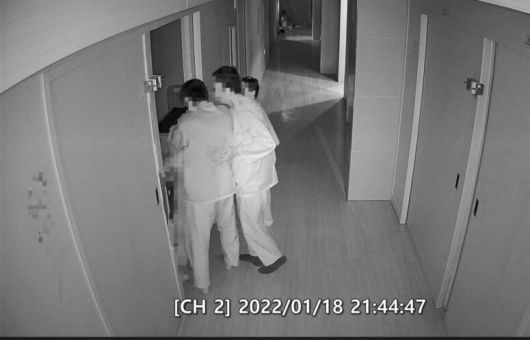 2022년 1월18일 밤 9시44분 울산시 울주군 반구대병원 5병동 503호실에서 지적 장애인 김도진(가명, 32)씨가 옷을 벗은 채 밖으로 나가려다가 살해범들에 가로막혀 목이 졸린 채 안으로 밀려들어가고 있다. 시시티브이를 모니터링해야 할 의료진들은 나타나지 않았다. CCTV 갈무리