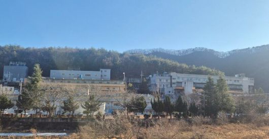 울산시 울주군 두동면에 위치한 반구대병원(왼쪽 노란 건물). 오른쪽은 반구대병원을 운영하는 사회복지법인 동향원 건물이다. 주성미 기자 smoody@hani.co.kr