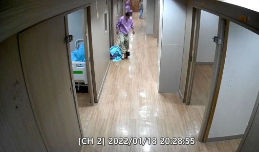 2022년 1월18일 밤 8시28분 울산시 울주군 반구대병원 5병동 복도에서 한 환자가 누워있는 또 다른 환자의 머리를 발로 짓밟고 있다. 상황을 파악하고 피해자를 구조해야 할 의료진은 나타나지 않았다. CCTV 갈무리
