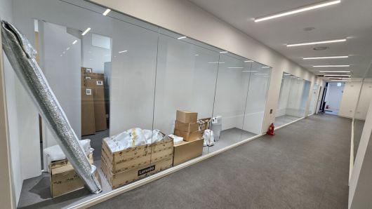 준공 뒤 1년 넘게 개관하지 못하고 있는 ‘민주주의기록관’의 ‘보이는 수장고’에 건축 자재들이 쌓여 있다. 김영동 기자