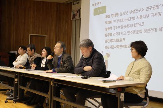 지난 12일 광진포럼에서 택배노동자, 마을 주민, 대학 동문회, 사회적경제 등 다양한 지역 주체들이 사회연대경제를 논의하고 있다. 왼쪽부터 박대희 전국택배노조 서울지부장, 설윤석 광진마을공동체트워크 주민, 황주영 건국대 민주동문회 회장, 강내영 광사넷 부설연구소 연구공방 ‘사람’ 수석연구원, 박용수 광진사회적경제네트워크 이사장, 김연희 광사넷 부설연구소 연구공방 ‘사람’ 선임연구원.