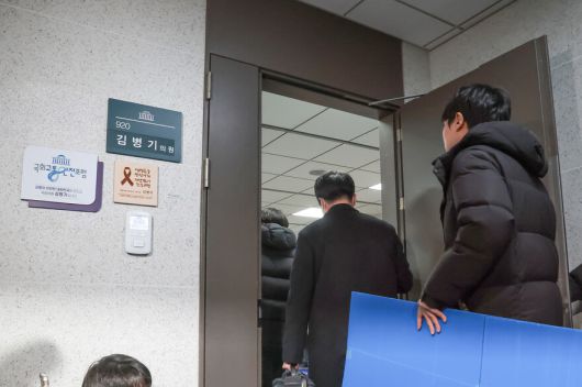 경찰이 공천헌금 수수 등 각종 비위 의혹에 휩싸인 더불어민주당 김병기 의원의 주거지 등에 대한 압수수색에 착수한 14일 김병기 의원 사무실을 압수수색하기 위해 경찰이 들어가고 있다. 연합뉴스