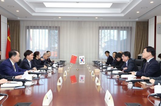 지난 6일 중국 베이징에서 김성환 기후에너지환경부 장관이 류궈홍 국가임업초원국(국가공원관리국) 국장과 면담하고 있다. 기후에너지환경부 제공