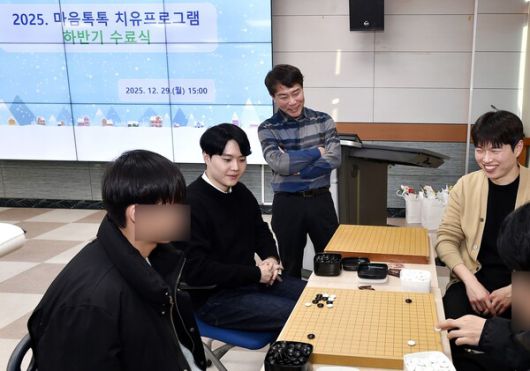 아이들에게 바둑을 지도하는 김영환(왼쪽 셋째) GS칼텍스 감독, 김정현(둘째) 9단, 강훈(셋째) 4단. 한국기원 제공