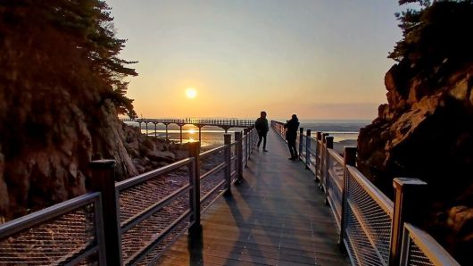 ‘최선을 다해’ 집 밖으로 나가 곳곳을 걷는 엄장호(가명)씨가 2025년 12월31일 인천 중구 무의도에서 찍은 해넘이 사진. 늘 혼자 걷는 그의 사진엔 ‘함께 있는 사람들’이 자주 등장했다. 엄장호 제공