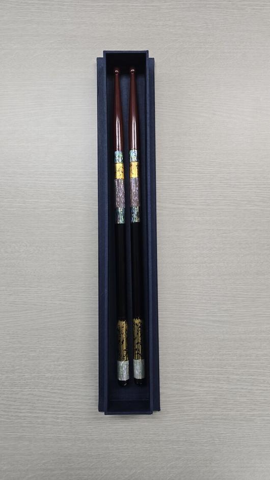 이재명 대통령이 다카이치 사나에 총리에게 13일 선물한 장준철 명장이 나전칠기 장식을 추가한 드럼스틱. 청와대 제공