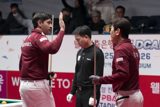 크라운해태의 다비드 마르티네스와 김재근. PBA 제공