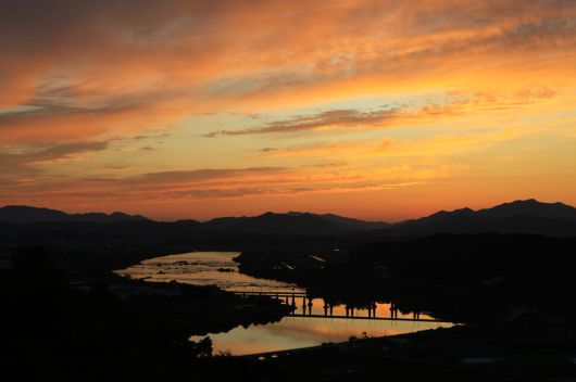 지등산에서 바라본 노을. 충주시 제공