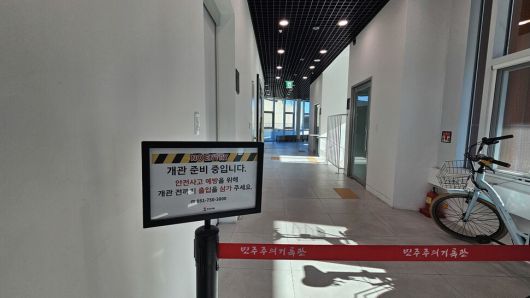 준공 뒤 1년 넘게 개관하지 못하고 있는 ‘민주주의기록관’ 출입구 모습. 김영동 기자