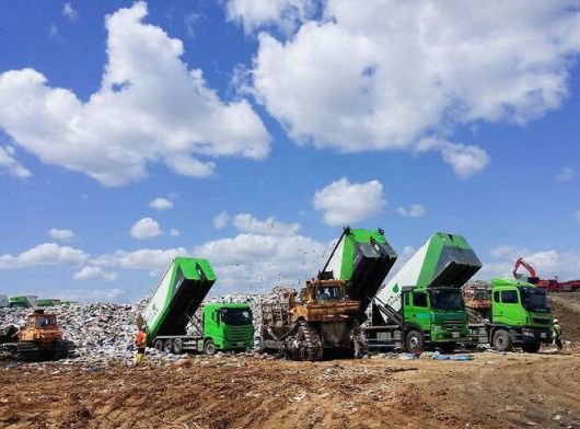 인천 서구 수도권매립지에서 작업자들이 운송차량에 담긴 쓰레기를 쏟아내고 있다. 수도권매립지관리공사 제공