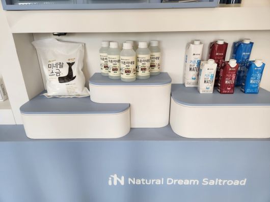 솔트로드 현관에 전시된 생산품 모습. 왼쪽부터 ‘미네랄소금’ ‘이온미네랄’ ‘기픈물’. 김보근 선임기자 tree21@hani.co.kr