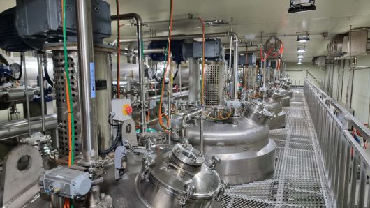 해양심층수를 역삼투 방식으로 여과한 뒤 순수한 물과 분리된 미네랄 농축수를 다시 가열해 ‘마그네슘 3, 칼륨 1, 나트륨 1의 황금 비율’로 이온미네랄을 생산하는 설비.