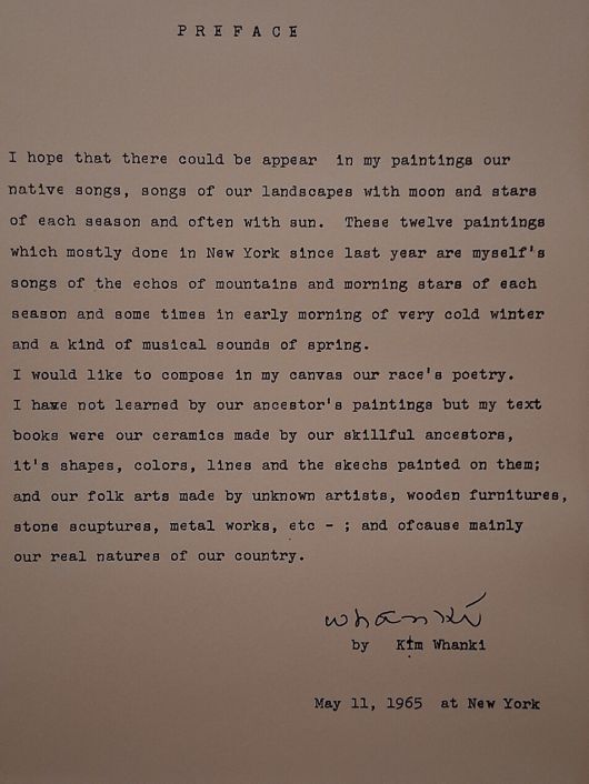 1965년 상파울루 비엔날레 특별전 당시 김환기가 직접 쓰고 서명한 전시 서문. 현재 환기미술관 전시실에서 볼 수 있다. 노형석 기자