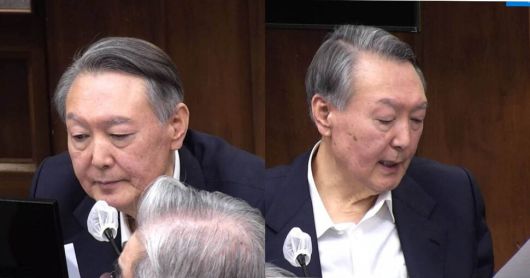 지난 13일 내란 우두머리 혐의 결심 공판에 출석한 윤석열 전 대통령의 모습. 처음에는 앞을 보며 원고를 읽다가, 점점 방청석 쪽을 향해 몸을 돌려 앉았다. 서울중앙지법 제공