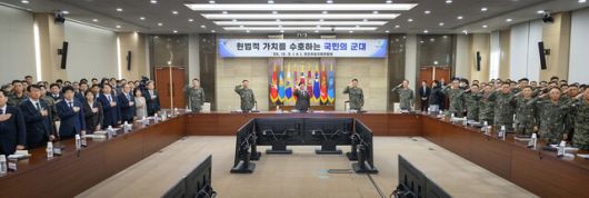 안규백 국방부장관이 지난해 12월3일 서울 용산 국방부 대회의실에서 ‘2025년 후반기 전군주요지휘관회의’를 주관하고 있다. 이 회의에는 진영승 합동참모의장, 각군 참모총장, 해병대사령관을 비롯해 국방부·합참·각군 및 기관의 주요직위자 150여 명이 참석했다. 당시 의전서열에 따라 헤드테이블에는 안규백 장관, 육·해·공군 참모총장 5명이 자리잡았고, 이두희 국방차관은 왼쪽 국방부 당국자들(양복 양장 차림) 줄 가운데 첫번째에 서 있다. 국방부 제공