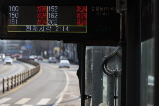 서울 시내버스 파업 이틀 차인 14일 서울역 인근 갈월동 버스정류장 전광판에 버스 위치 정보가 차고지로 표시돼 있다. 연합뉴스