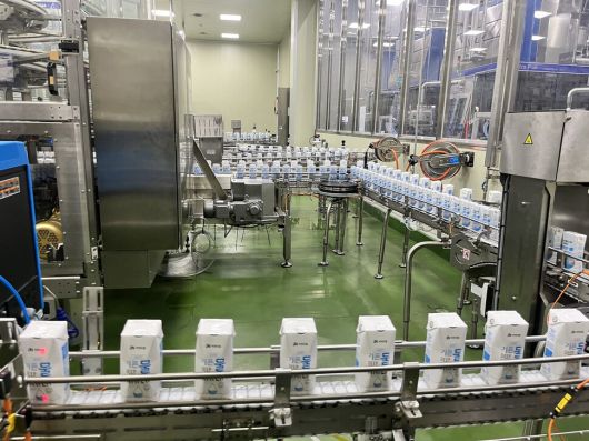 솔트로드 에서 해양심층수로 ‘기픈물’을 생산하는 모습. 솔트로드에서는 해양심층수로 기픈물과 함께 ‘깊은바다소금’과 ‘이온미네랄’을 생산한다. 최근 생산량을 크게 늘린 이온미네랄까지 모두 조합원의 목소리를 경청하는 경영철학의 결과물이다.