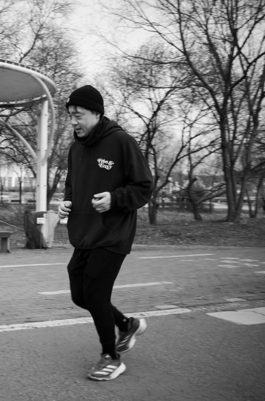 겨울에는 잘 차려입고 달릴 필요가 없다. 편한 큰 잠바를 입고 모자를 대충 눌러쓰고 달려도 즐겁다. 장현수 제공