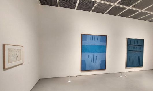 2023년 경기 용인 호암미술관 김환기 회고전에 1965년 상파울루 출품작 전체 드로잉 한점과 출품작 일부인 에코 연작 두점이 전시된 모습. 노형석 기자