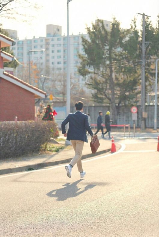 러너 성완이 인공지능 제미나이에 눈이 온 겨울 풍경 사진을 제공하고 “대충 갖춰 입고 나와 달리는 사람을 넣어줘”라는 지시어를 입력해 생성한 이미지.