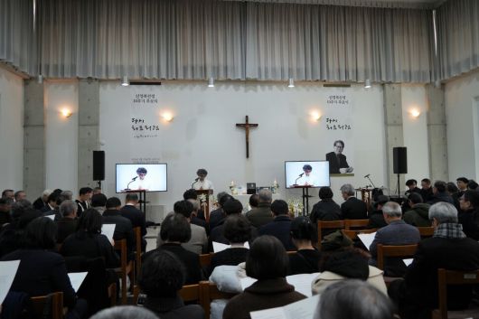 서울 구로구 성공회대학교 성미가엘 성당에서 열린 ‘신영복 선생 10주기 추모식’ 전경. 성공회대 미디어센터 제공
