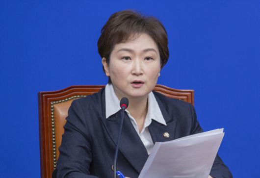 이언주 더불어민주당 최고위원이 지난 12일 국회에서 열린 당 최고위원회의에서 발언하고 있다. 연합뉴스