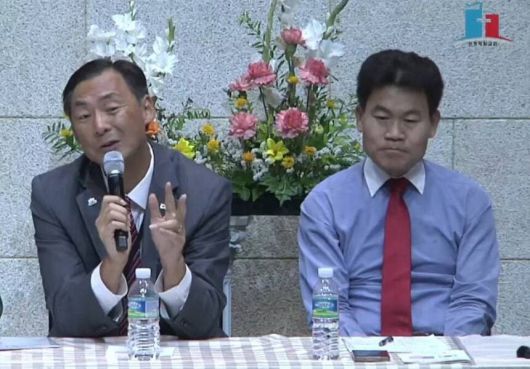 지난해 7월17일 은평제일교회에서 열린 모스 탄 대사 초청 간증 집회 장면. 왼쪽이 모스 탄 교수, 오른쪽은 전한길씨. 은평제일교회 유튜브 갈무리