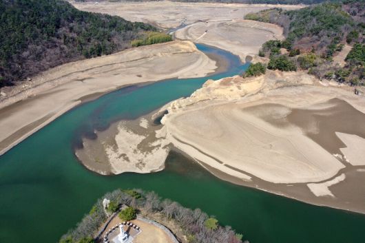 2023년 3월20일 광주·전남 지역에 계속된 가뭄으로 전남 화순 동복댐의 저수율이 낮아져 흙바닥이 드러나 있다. 연합뉴스