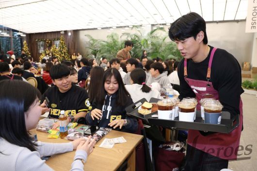 키움 히어로즈 송성문이 팬들에게 음료를 서빙하는 모습. 키움 히어로즈 제공