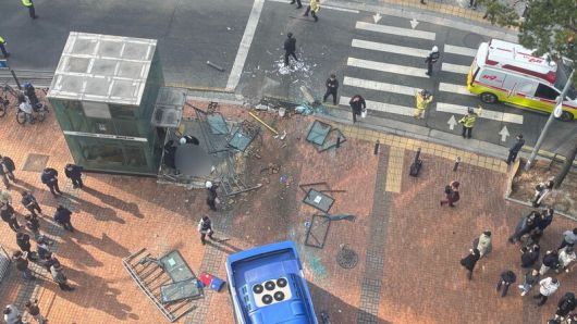 16일 서울 서대문역 사거리에서 버스가 인도로 돌진한 뒤 건물에 충돌했다. 독자 제공