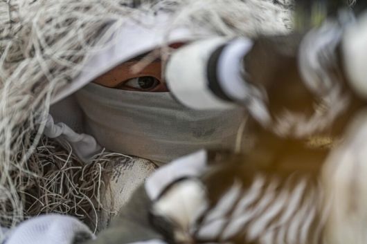 해병대 특수수색여단 장병이 강원 평창군 황병산 일대에서 지난 15일 열린 2026년 동계 설한지 훈련에서 저격 임무 수행 간 조준경으로 목표물을 주시하고 있다. 해병대사령부 제공