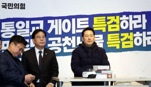장동혁 국민의힘 대표가 16일 국회에서 통일교의 정치권 로비 의혹, 공천헌금 의혹 등 이른바 ‘쌍특검법’ 수용을 촉구하는 단식 농성을 이틀째 하고 있다. 김경호 선임기자 jijae@hani.co.kr