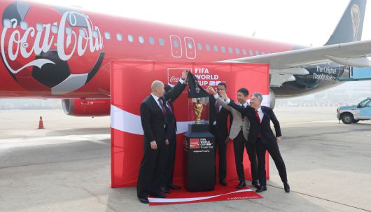 FIFA 월드컵 오리지널 트로피를 16일 서울 김포 비즈니스 항공센터에서 공개하고 있다. 왼쪽부터 차두리 감독, 차범근 전 감독, 지우베르투 시우바, 이영표 해설위원, 이준엽 한국 코카콜라 대표. 연합뉴스