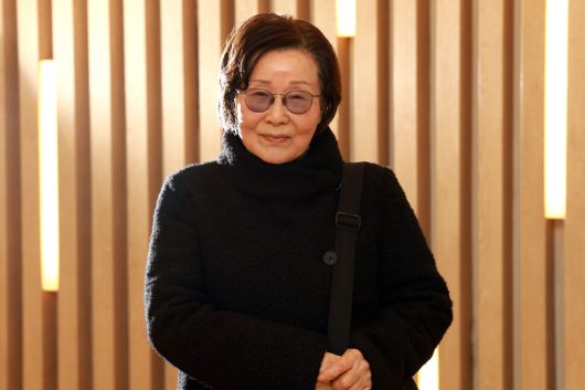 최문희 소설가 13일 오후 서울 은평구에서 한겨레와 인터뷰한 뒤 사진을 찍고 있다. 정용일 선임기자 yongil@hani.co.kr