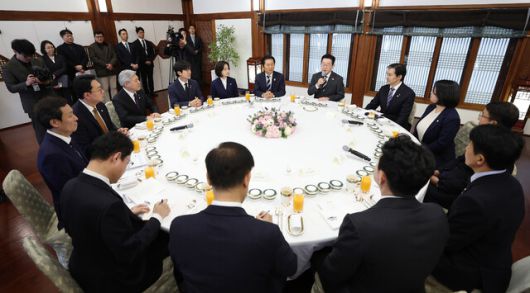 이재명 대통령이 16일 청와대 상춘재에서 열린 정당 지도부 초청 오찬에서 발언하고 있다. 연합뉴스