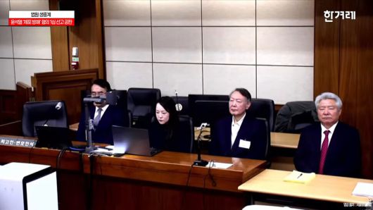 고위공직자범죄수사처의 체포영장 집행을 방해한 혐의(특수공무집행방해) 등으로 기소된 윤석열 전 대통령이 16일 오후 서울 서초구 서울중앙지방법원에서 열린 1심 선고 공판에 참석해 백대현 재판장의 선고내용을 듣고 있다. 한겨레티브이 화면 갈무리