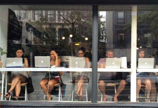 디지털 노마드와 달리, 콘센트 유목민은 전기라는 고정된 기반 시설에 결박된 채 이동하는 생존형 존재다. 픽사베이