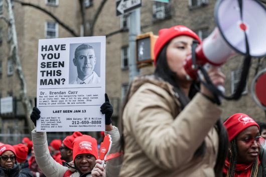 뉴욕주간호사협회 소속 조합원들이 지난 14일(현지시각) 맨해튼 마운트 시나이 병원 들머리에서 손팻말을 들고 집회에 참석해 있다. 뉴욕/로이터 연합뉴스