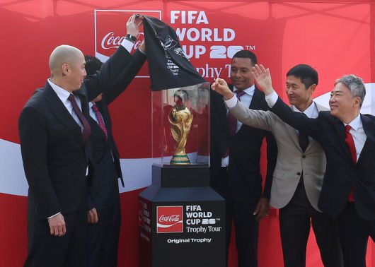 전 브라질 축구 국가대표 지우베르투 시우바와 차범근 전 국가대표 감독, 이영표 해설위원 등이 16일 FIFA 월드컵 오리지널 트로피를 공개하고 있다. 연합뉴스