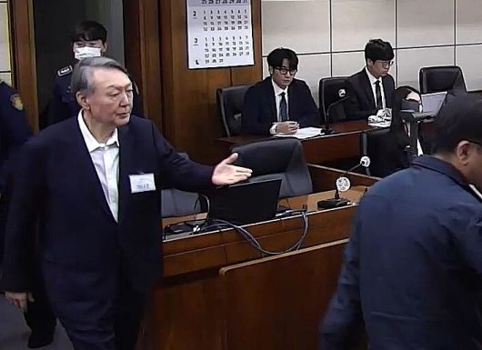 윤석열 전 대통령이 16일 서울중앙지법에서 열린 특수공무집행방해 등 사건에 대한 1심 선고 공판에 출석하고 있다. 서울중앙지법 제공