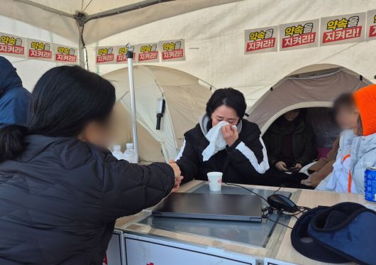 김상미 실버케어복지학과 교수와 재학생 1명, 졸업생 1명이 단식 농성 중인 천막에는 동료 교수와 학생·동문의 연대 방문이 끊이지 않는다. 서보미 기자