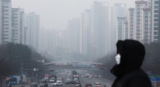 16일 초미세먼지 주의보가 발령 중인 경기도 수원시 영통구 봉영로 일대가 뿌옇다. 연합뉴스