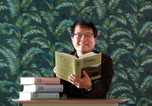 김세건 강원대 인류학과 교수가 지난 7일 서울 마포구 한겨레신문사에서 인터뷰 중 저서 ‘겨리연장, 강원도를 담고 세우다’(전 4권, 지식산업사)를 펼쳐 보이고 있다. 정용일 선임기자 yongil@hani.co.kr